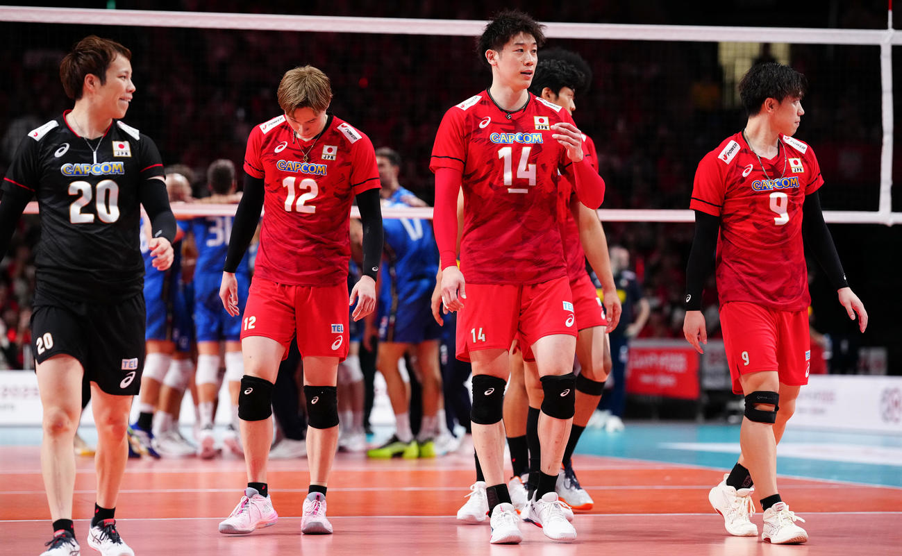 日本対イタリア　イタリアに敗れ、浮かない表情の石川（中央）ら日本の選手たち（撮影・鈴木みどり）