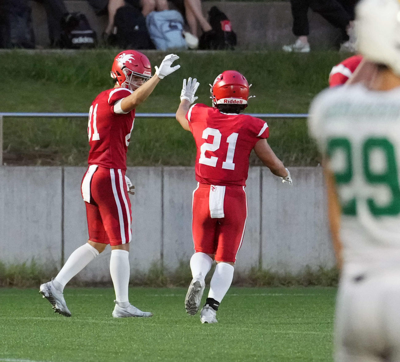 専大対日大　第2Q、TD成功後、ハイタッチをする桑野（右）（撮影・小島史椰）
