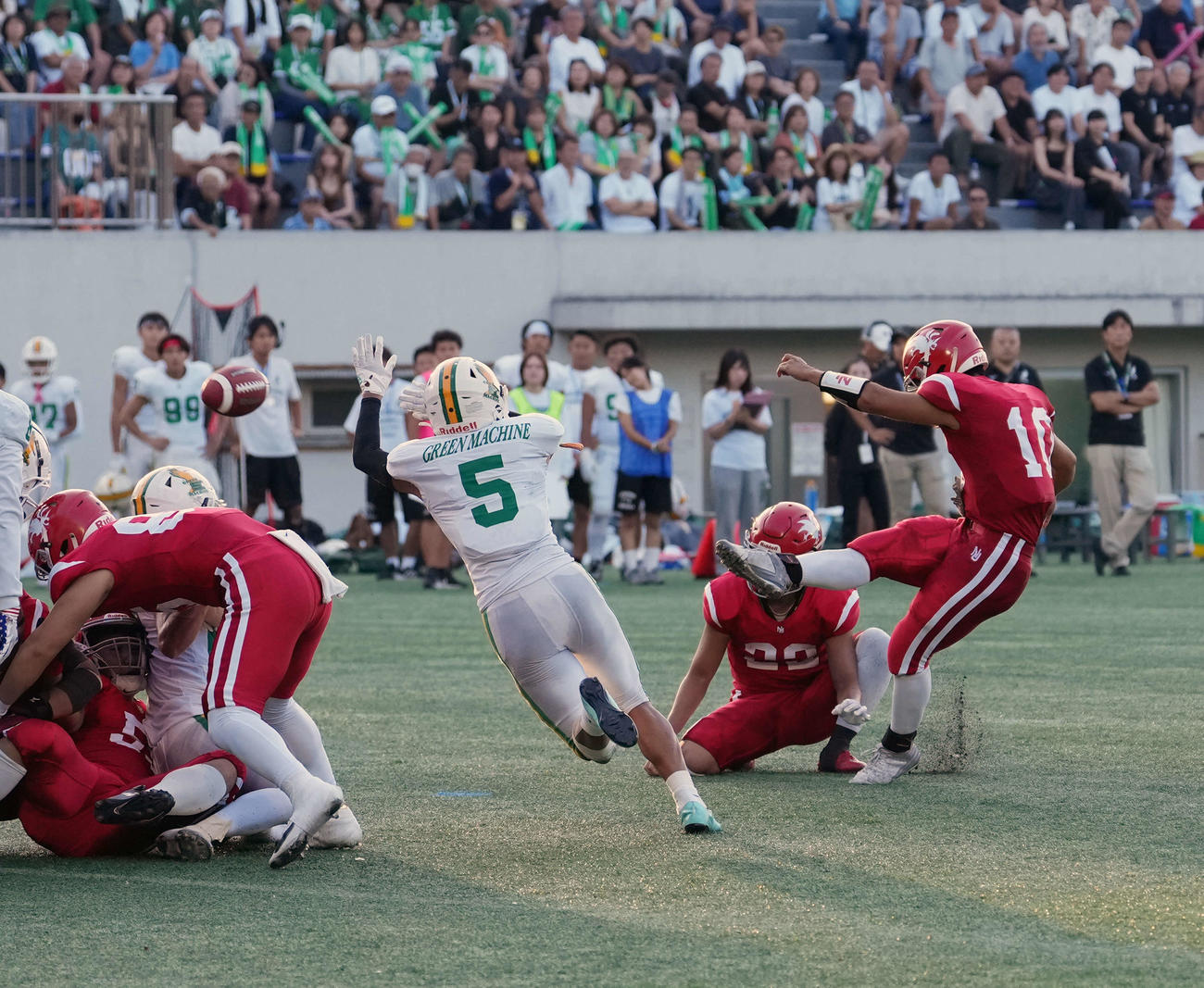 専大対日大　第1Q、キックを成功させる日大・石上（右）（撮影・小島史椰）