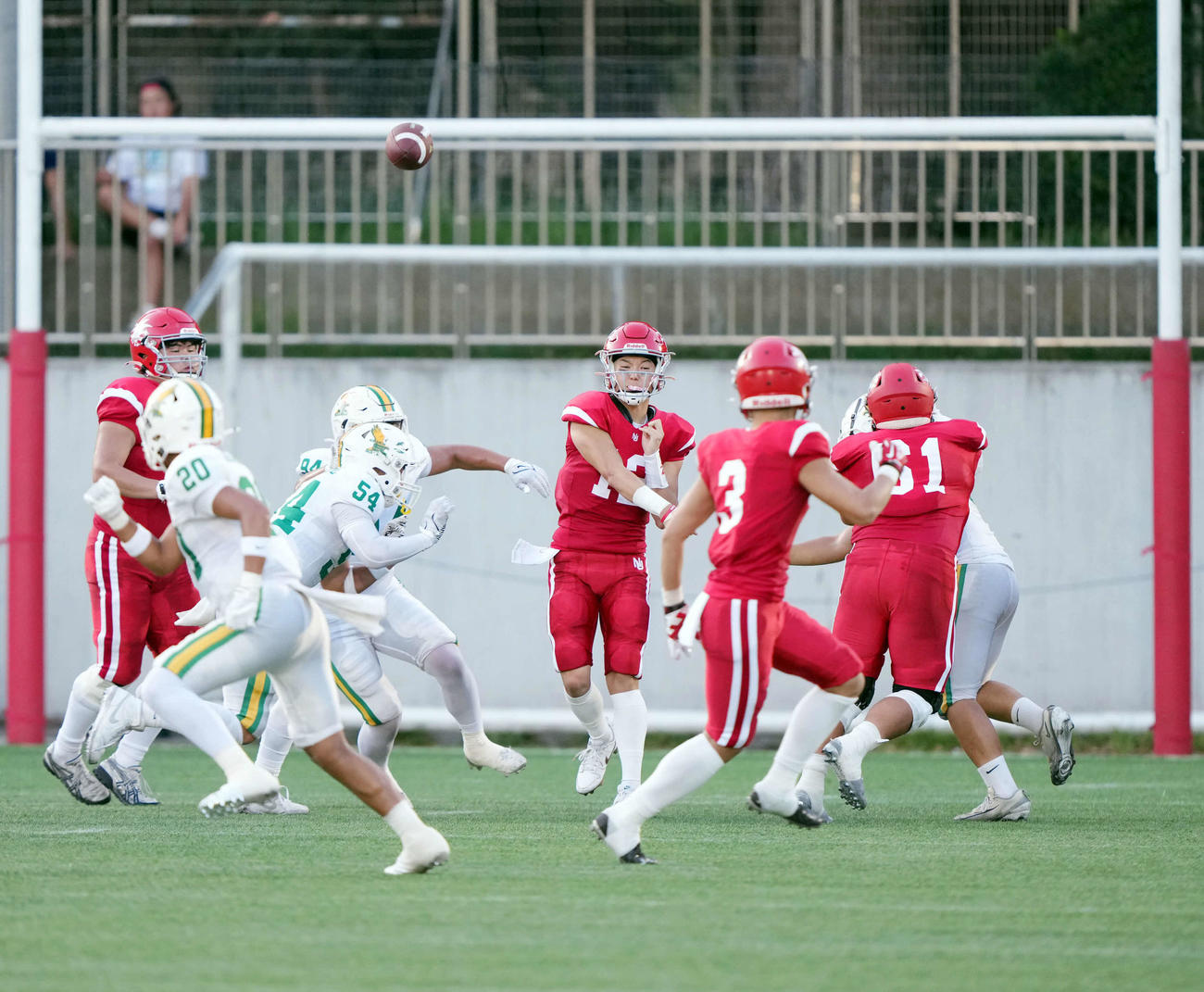専大対日大　第1Q、パスをする日大・川端（中央）（撮影・小島史椰）