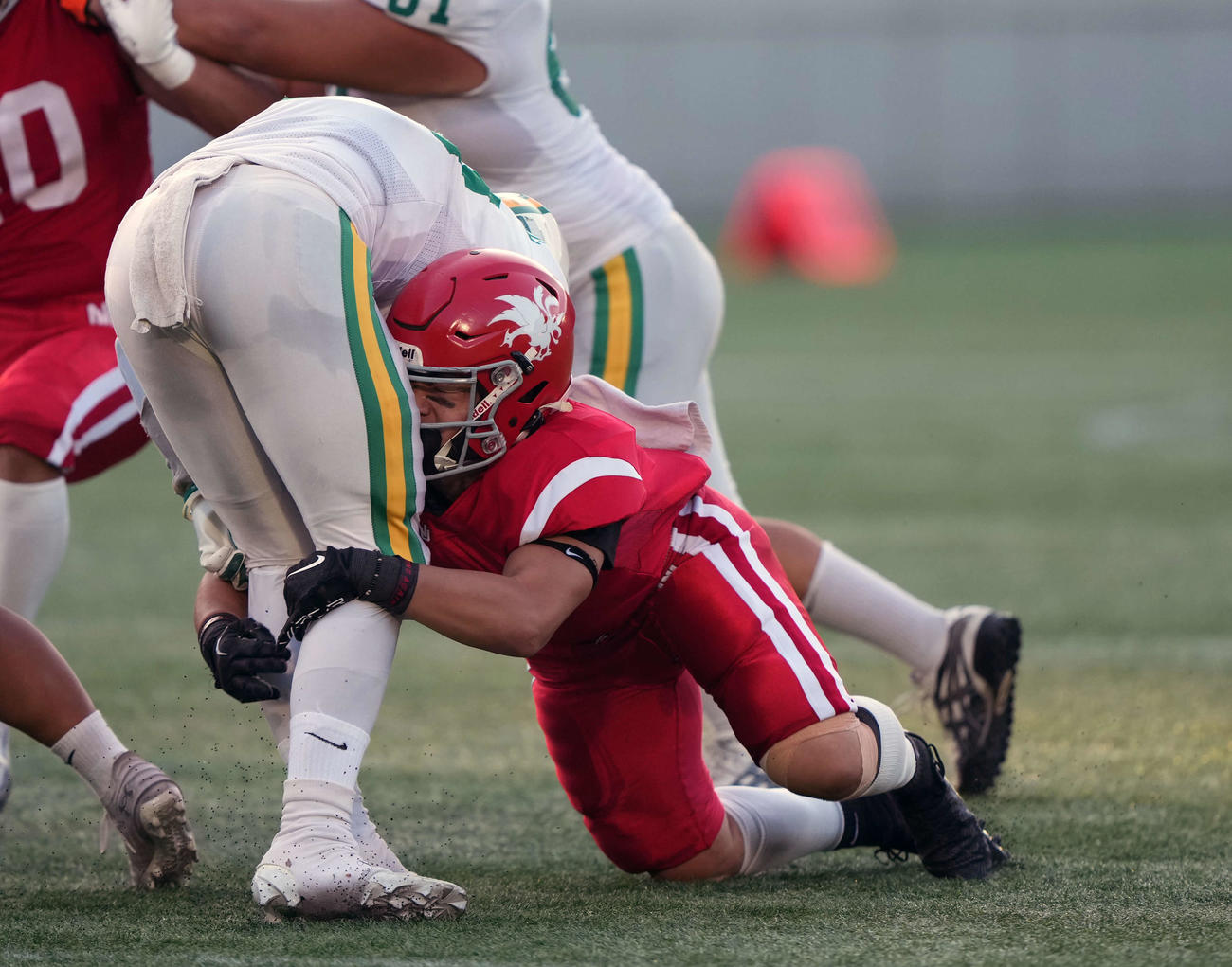 専大対日大　第1Q、タックルを決める三ヶ尻（右）（撮影・小島史椰）