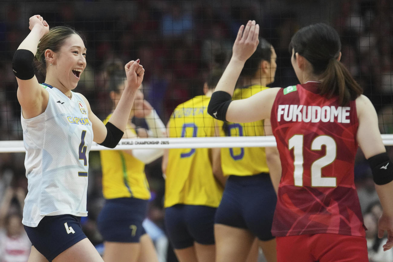 ポイントを奪い喜ぶ石川真佑（AP）