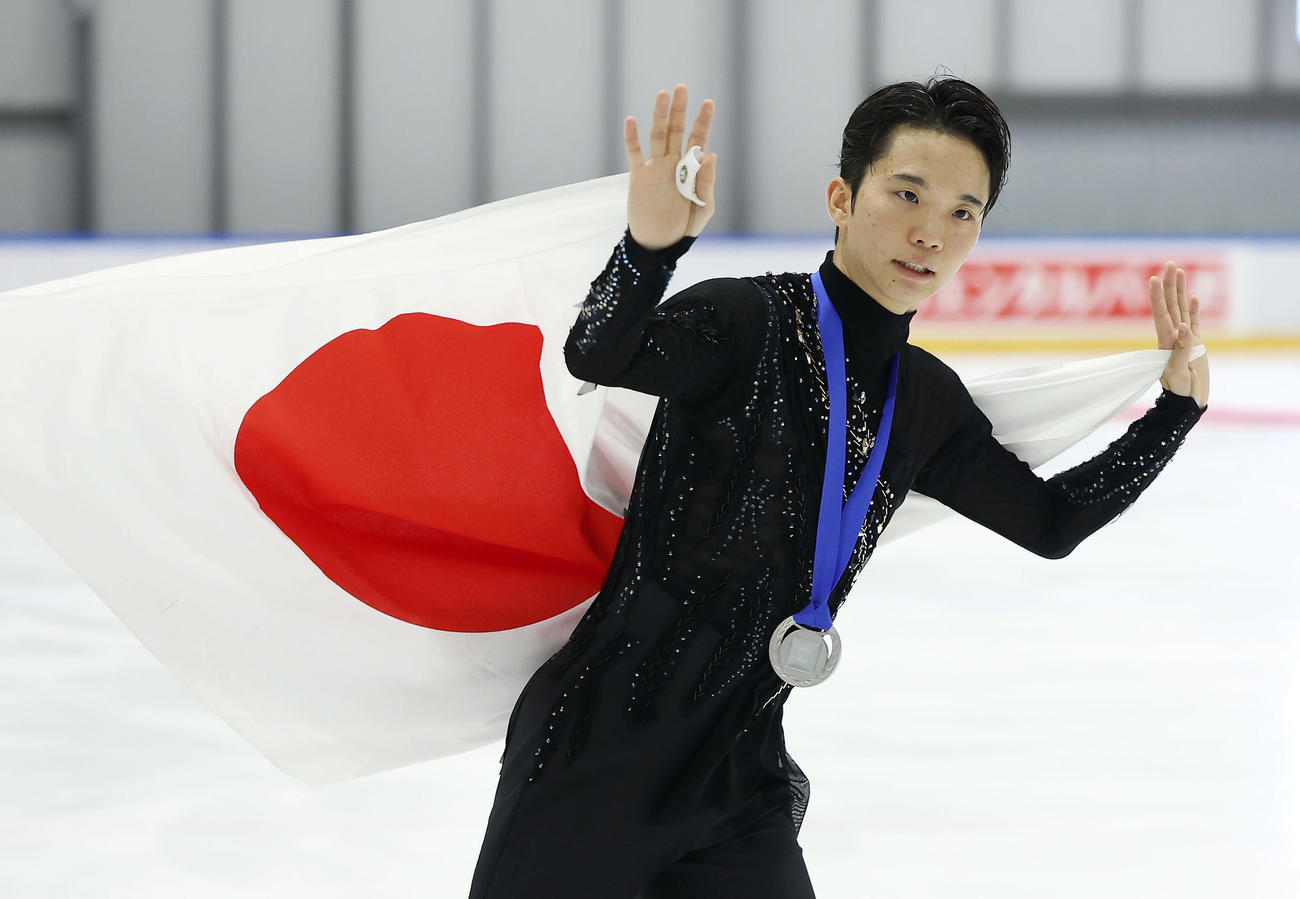2位となり日の丸を背にファンに手を振る友野（撮影・前田充）