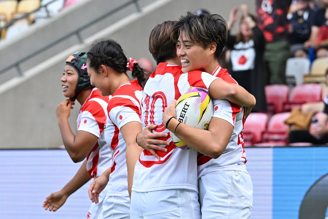 W杯イングランド大会スペイン戦で先制トライを挙げ、仲間の祝福を受ける日本代表FB西村蒼空（右）（C）JRFU
