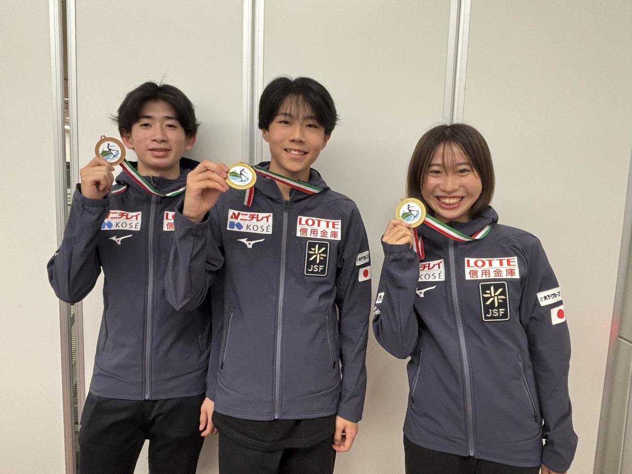 ジュニアグランプリシリーズ第3戦イタリア大会を終え、帰国した右から女子優勝の金沢純禾、男子優勝の西野太翔、3位の植村駿（撮影・松本航）