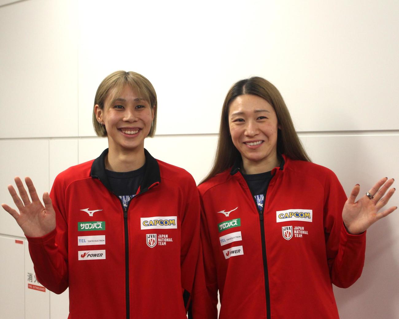 笑顔で写真に納まる和田由紀子（左）と石川真佑（撮影・勝部晃多）