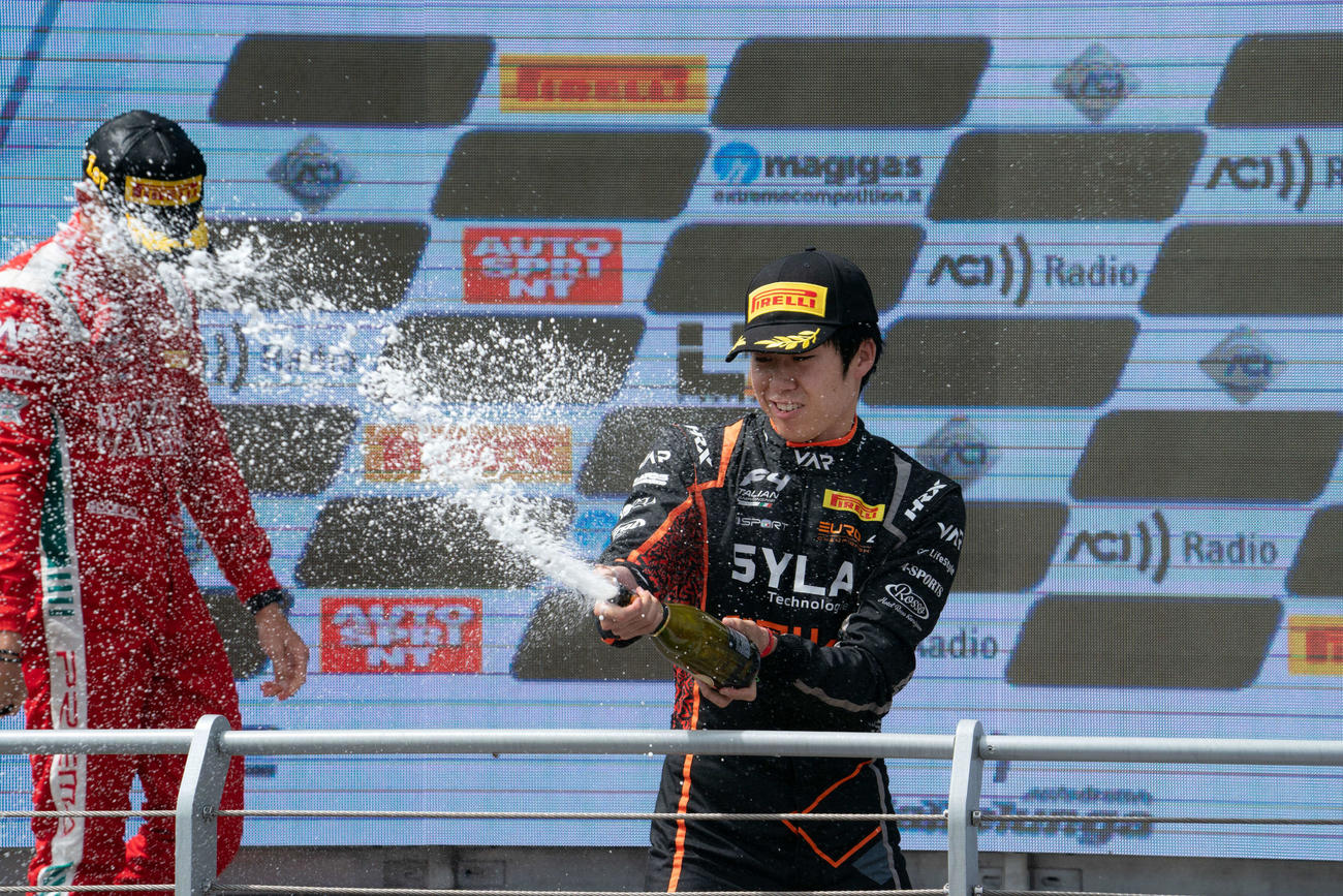 F4イタリア・バレルンガサーキット第2戦で優勝した山越はシャンパンファイトを見せる