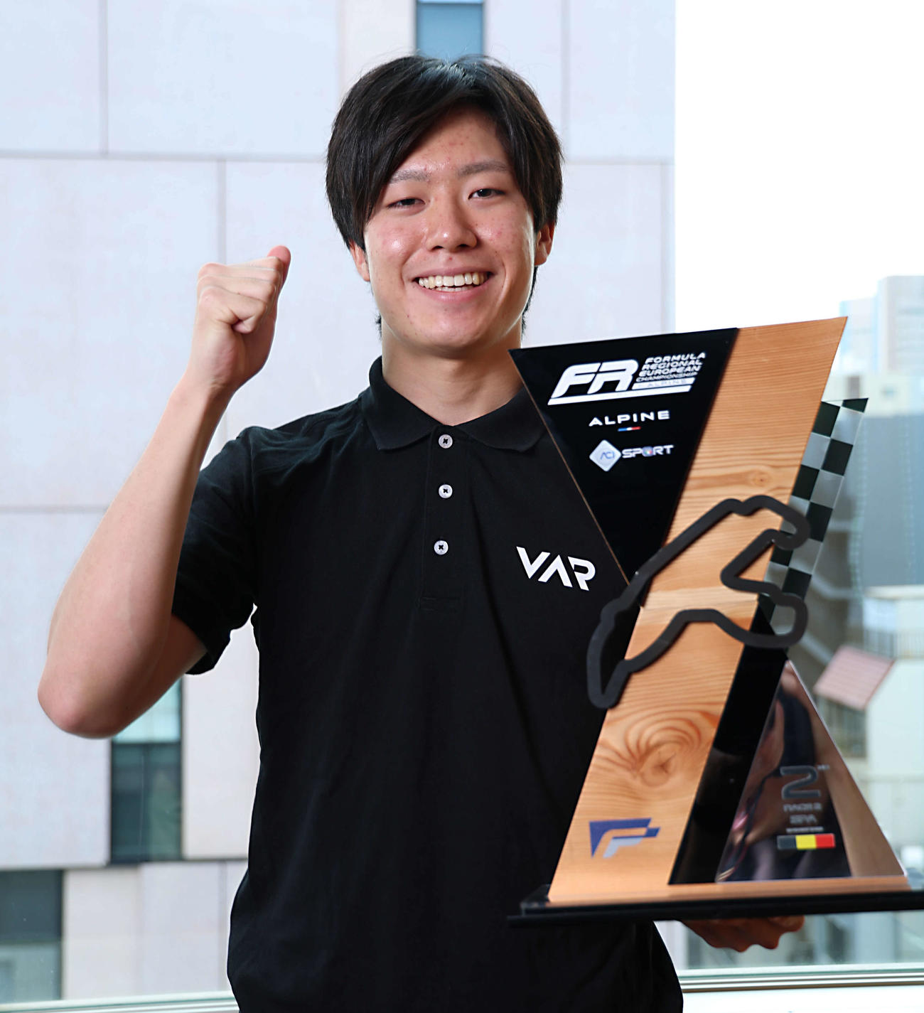 第2戦ベルギー・レース2第2位を記念したトロフィーを片手に写真に納まる山越陽悠