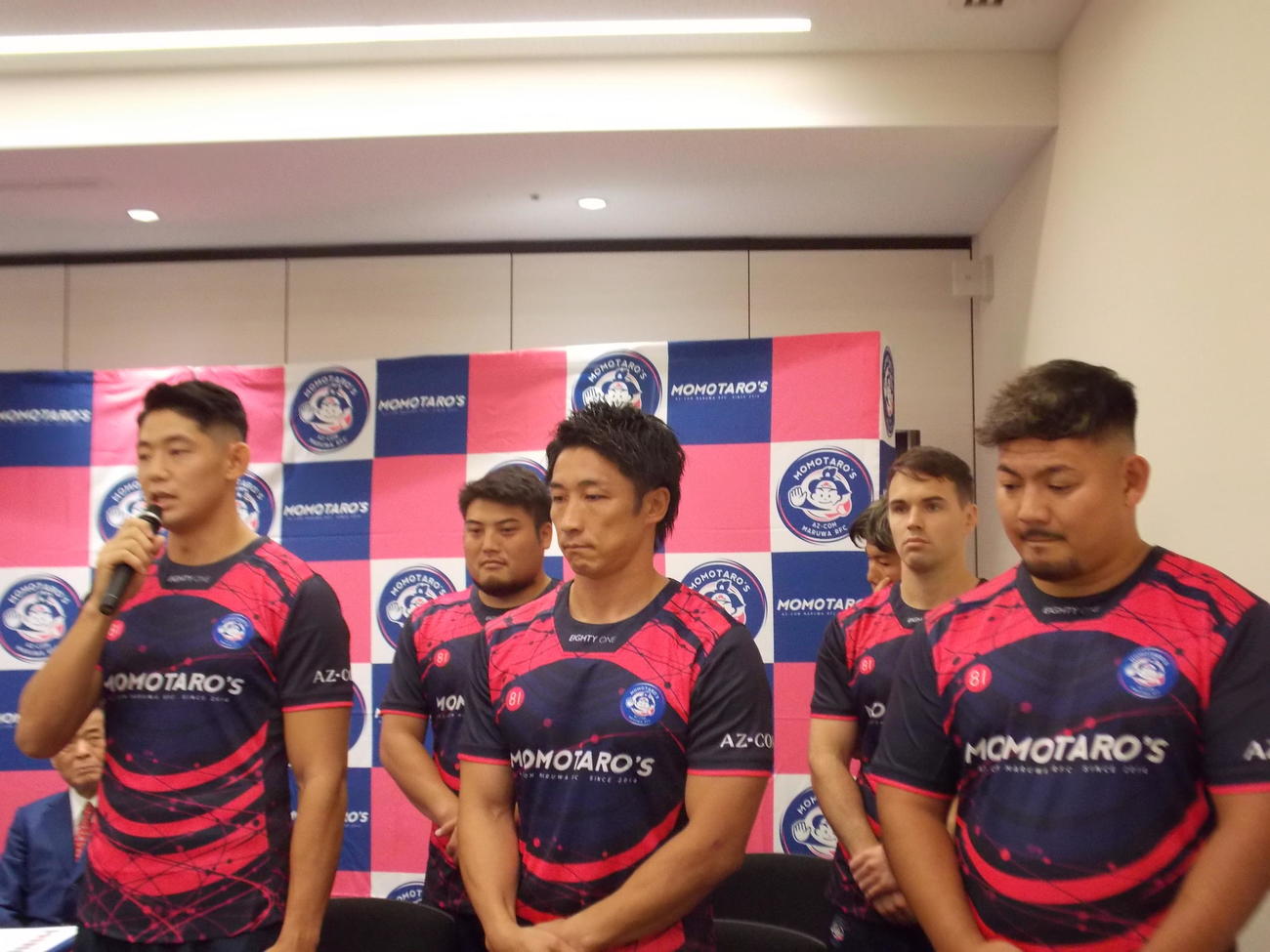 AZ－COM丸和MOMOTARO’Sの記者会見に臨んだ藤田慶和（左）ら選手たち（撮影・松本航）