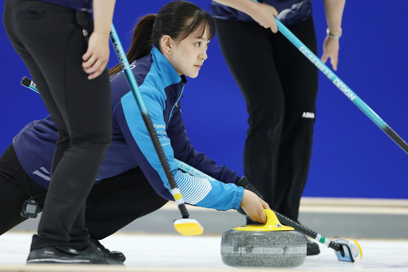 ロコ・ソラーレ対SC軽井沢クラブ　第7エンド、ストーンを投じるSC軽井沢ク上野美（撮影・前田充）