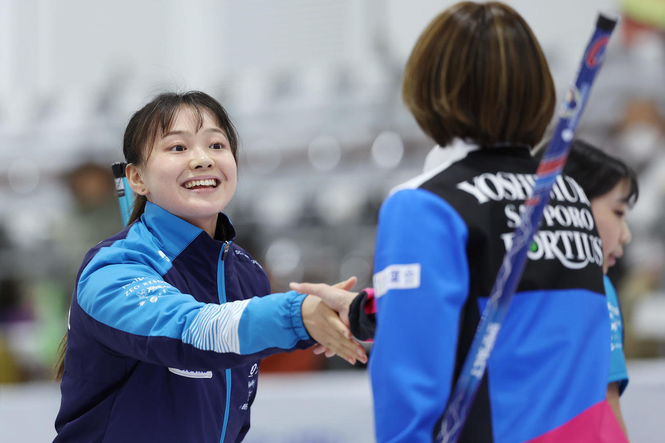 SC軽井沢クラブ対フォルティウス　フォルティウスに勝利し、吉村（右）と握手するSC軽井沢ク上野美（撮影・前田充）