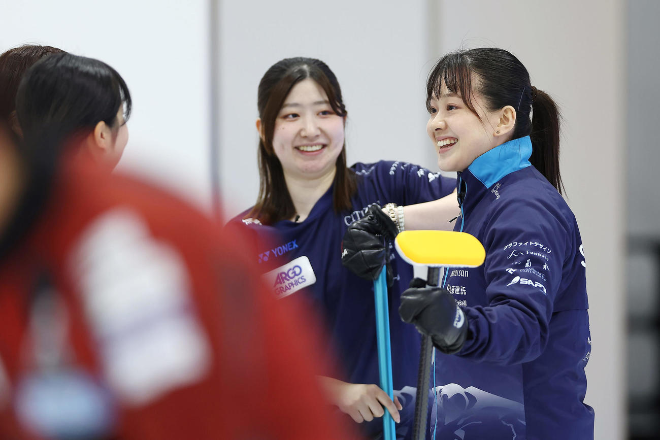 ロコ・ソラーレ対SC軽井沢クラブ　第8エンド、3点を奪い笑顔を見せるSC軽井沢ク上野美（右）ら（撮影・前田充）