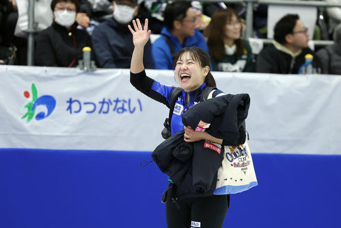 ロコ・ソラーレ対SC軽井沢クラブ　SC軽井沢クラブに勝利し、観客席に手を振るロコ・ソラーレ吉田知（撮影・前田充）