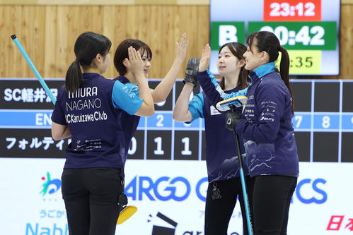 SC軽井沢クラブ対フォルティウス　第4エンド、2点を奪いタッチを交わすSC軽井沢クラブの選手たち（撮影・前田充）