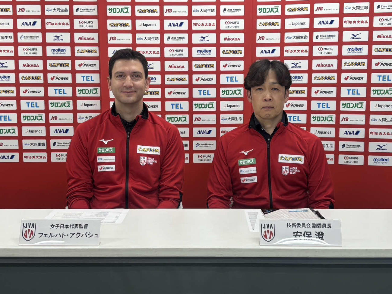 シーズン総括会見に出席したフェルハト・アクバシュ監督（左）と安保澄技術委員会副委員長（C）JVA