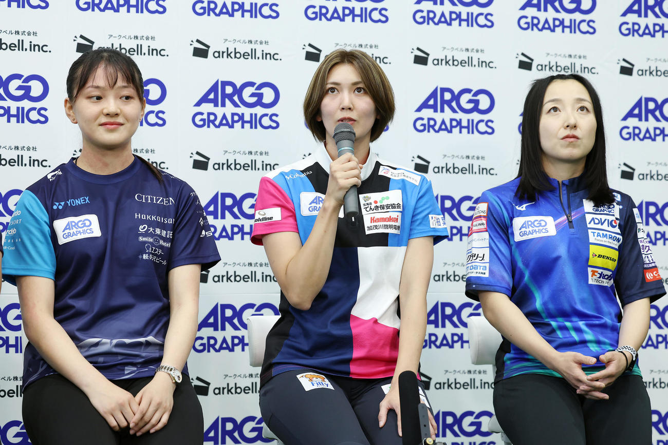 合同会見で意気込みを語るフォルティウスの吉村（中央）。左はSC軽井沢クの上野美、右はロコ・ソラーレの藤沢（撮影・前田充）