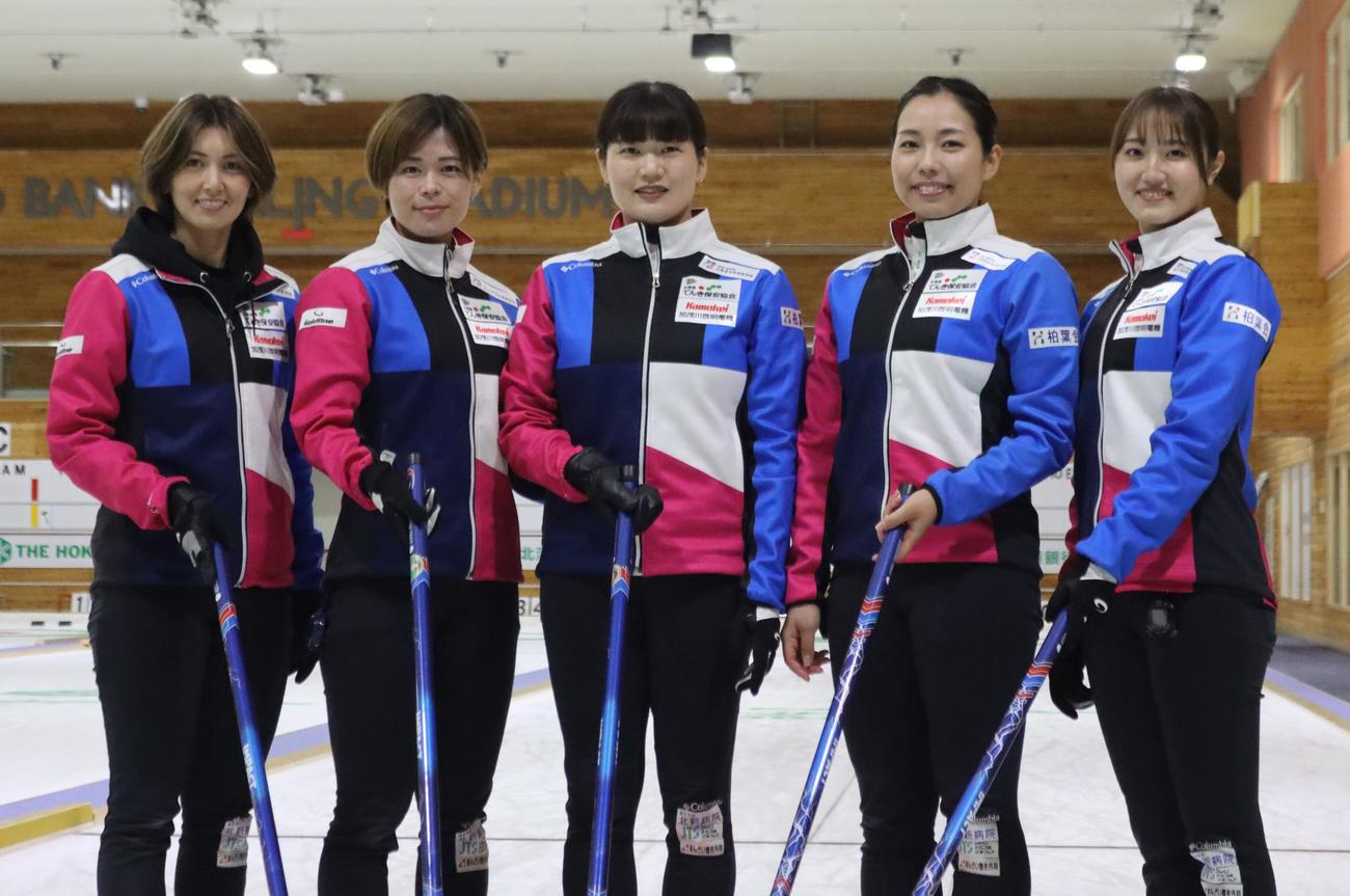 練習を公開したカーリング女子のフォルティウスの選手ら。左から吉村紗也香、小野寺佳歩、小谷優奈、近江谷杏菜、小林未奈＝2025年7月24日
