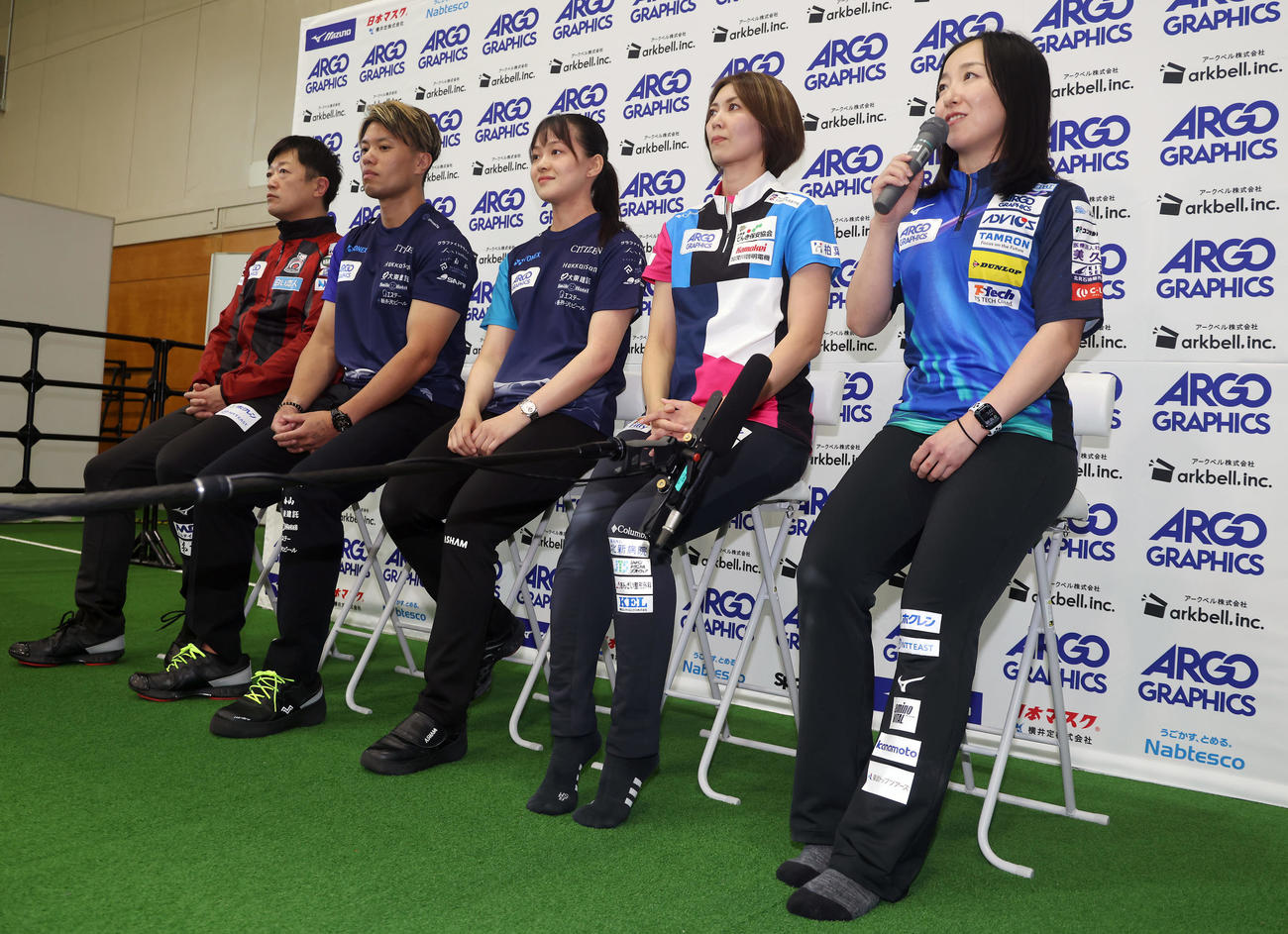 合同会見に臨む選手たち。右からロコ・ソラーレの藤沢、フォルティウスの吉村、SC軽井沢ク女子の上野美、SC軽井沢ク男子の山口、コンサドーレの阿部（撮影・前田充）