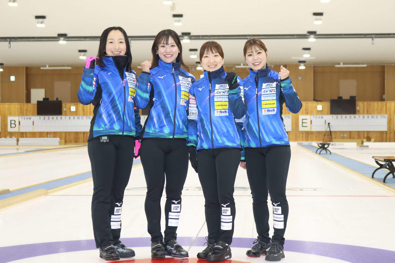 練習を公開したロコ・ソラーレの（左から）藤沢五月、吉田知那美、鈴木夕湖、吉田夕梨花＝2025年5月28日