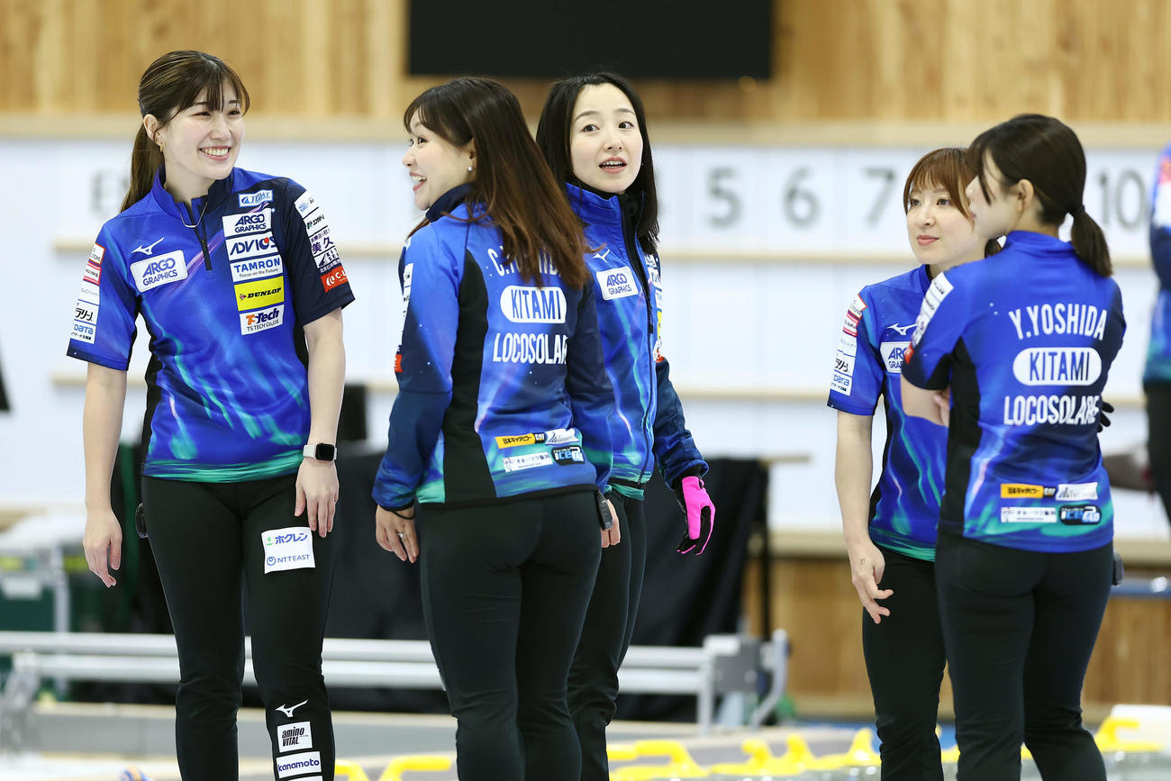公式練習に臨んだロコ・ソラーレの選手たち。左から松沢、吉田知、藤沢、鈴木、吉田夕（撮影・前田充）