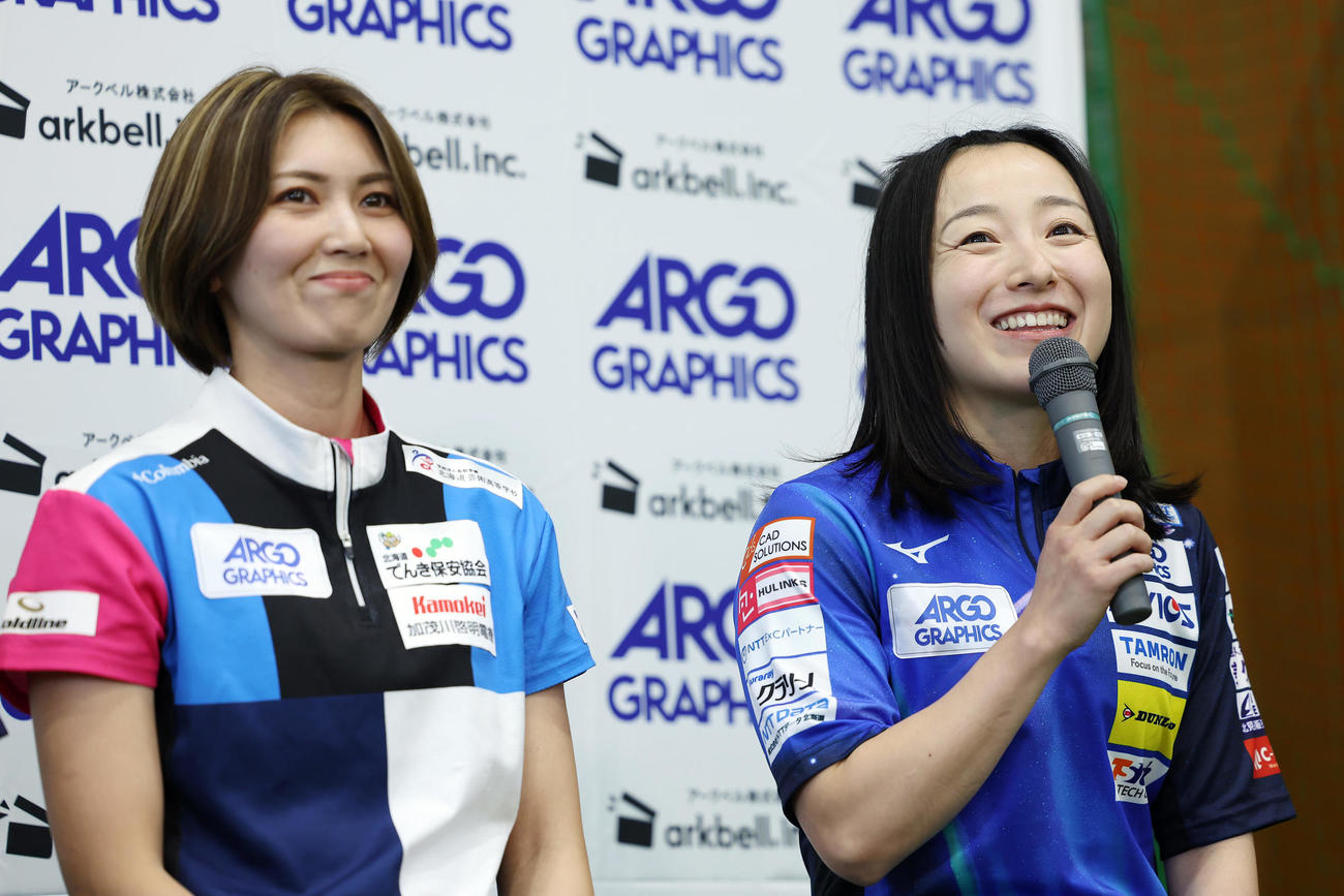 合同会見で意気込みを語るロコ・ソラーレの藤沢（右）。左はフォルティウスの吉村（撮影・前田充）