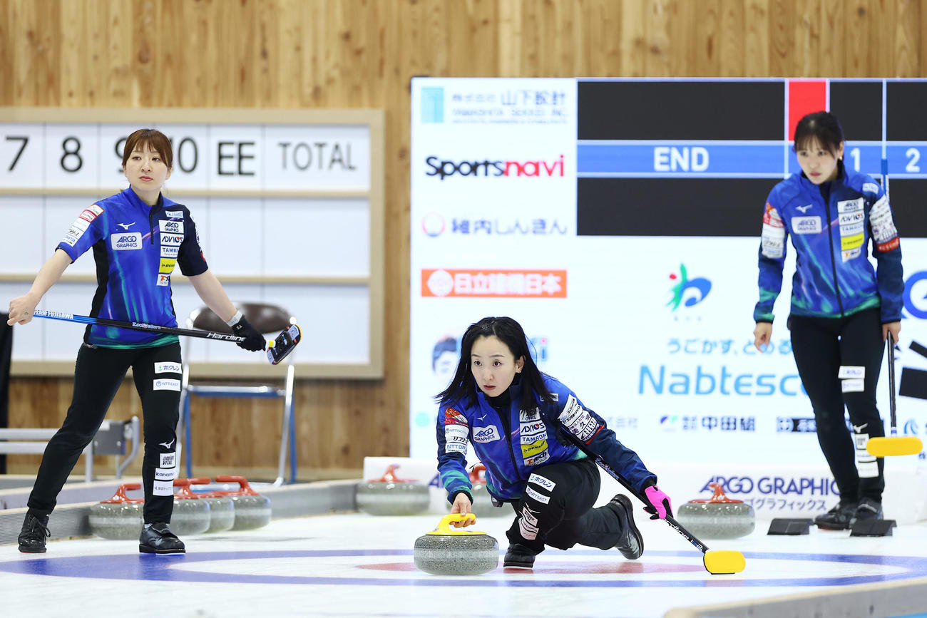 公式練習に臨む藤沢（中央）らロコ・ソラーレの選手たち（撮影・前田充）