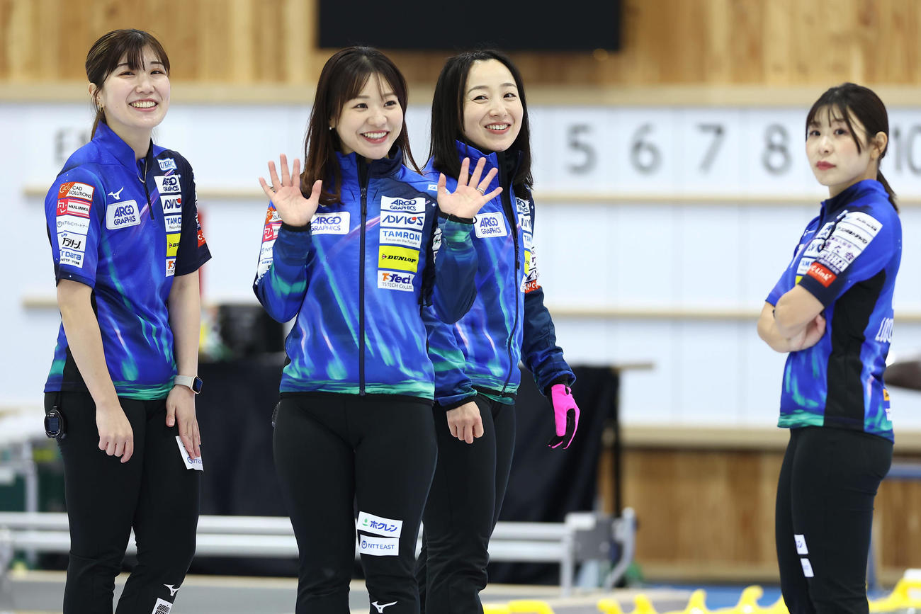 公式練習を終え笑顔を見せるロコ・ソラーレの選手たち。左から松沢、吉田知、藤沢、吉田夕（撮影・前田充）