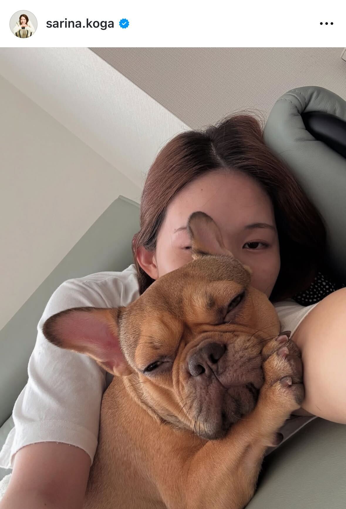添い寝する古賀紗理那さん（インスタグラムから）