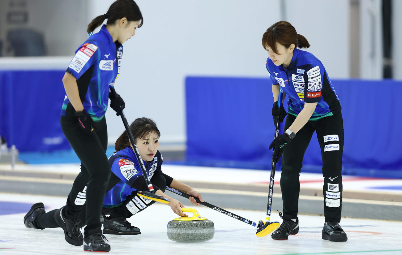 フォルティウス対ロコ・ソラーレ　第6エンド、ストーンを投じるロコ・ソラーレ吉田知（中央）（撮影・前田充）