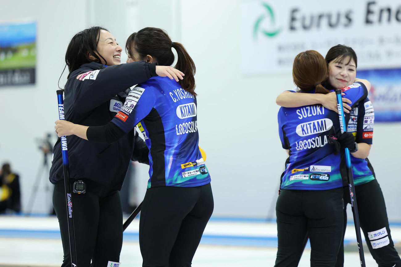 フォルティウス対ロコ・ソラーレ　延長第11エンドでフォルティウスに勝利し、抱き合って喜ぶロコ・ソラーレ藤沢（左端）と吉田知（左から2人目）ら（撮影・前田充）