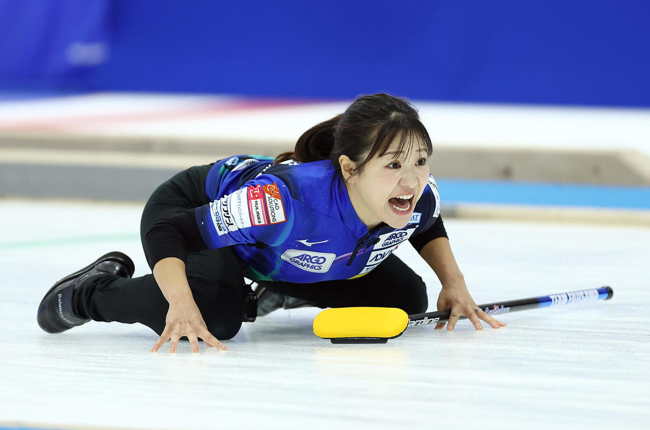 フォルティウス対ロコ・ソラーレ　第6エンド、ストーンを投じ、指示を出すロコ・ソラーレ吉田知（撮影・前田充）
