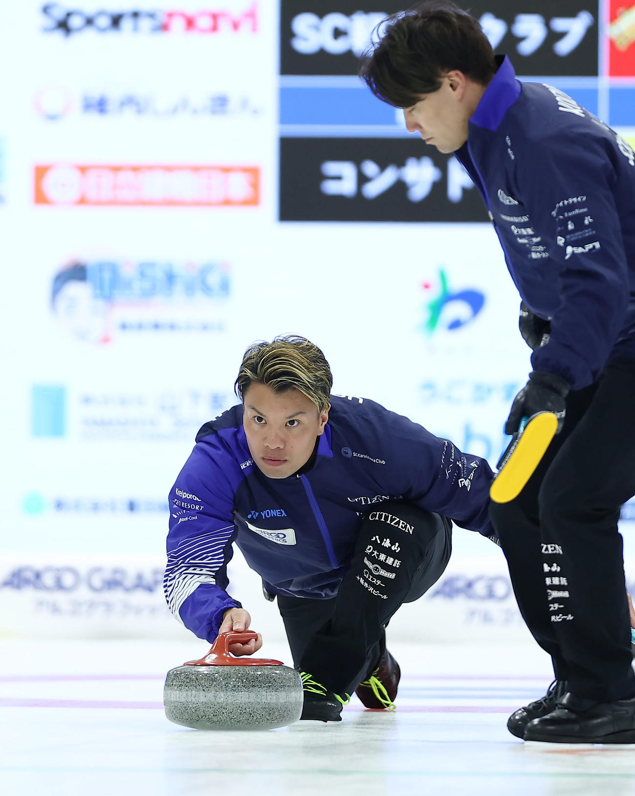 SC軽井沢クラブ対コンサドーレ　第1エンド、ストーンを投じるSC軽井沢クの山口（撮影・前田充）