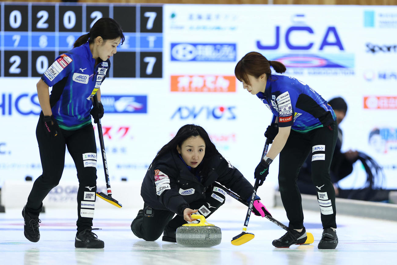 フォルティウス対ロコ・ソラーレ　延長第11エンド、勝利を決めるショットを放つロコ・ソラーレ藤沢（中央）（撮影・前田充）