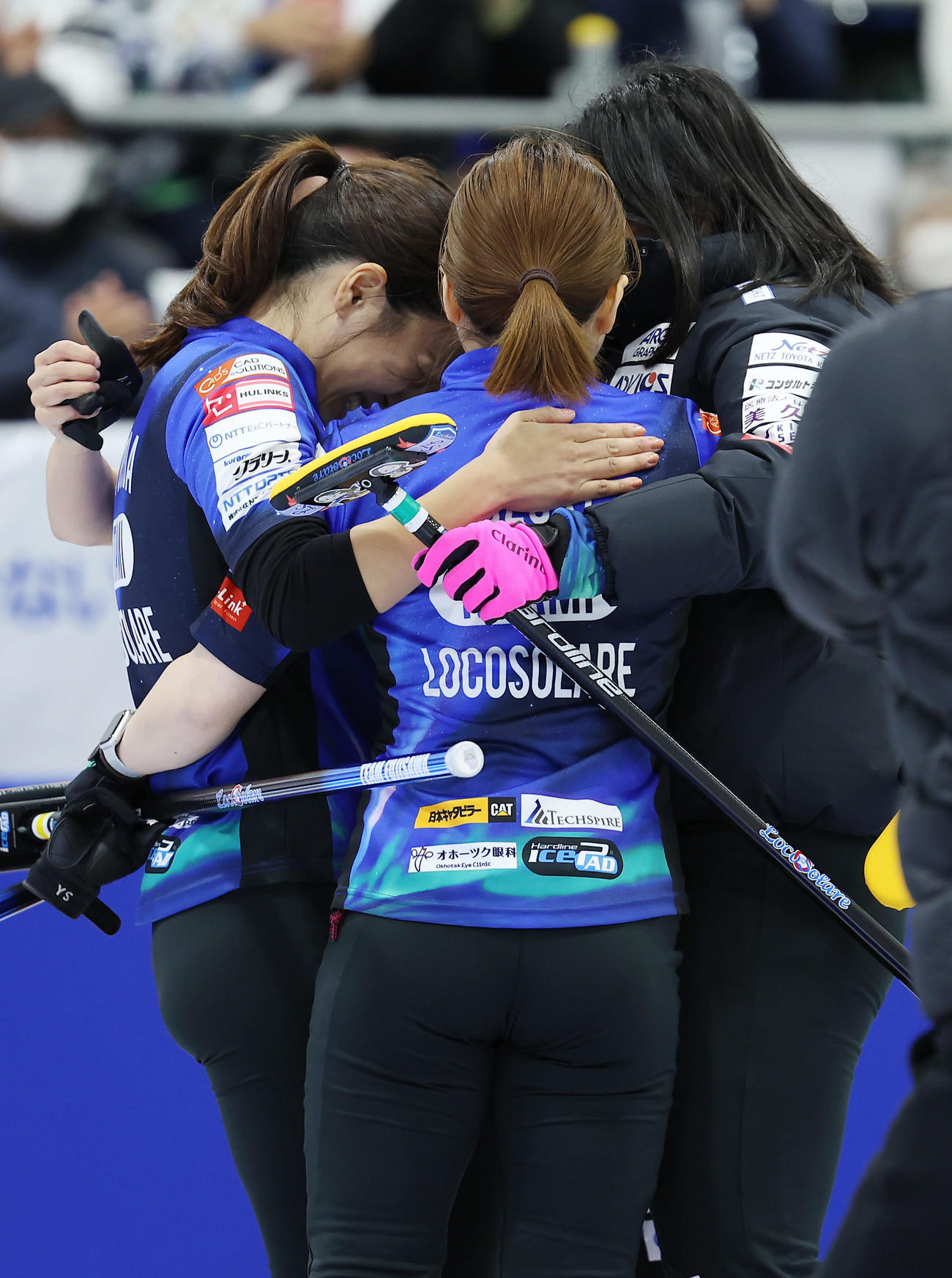 ロコ・ソラーレ対SC軽井沢クラブ　SC軽井沢クラブに勝利し、喜び合うロコ・ソラーレの選手たち（撮影・前田充）
