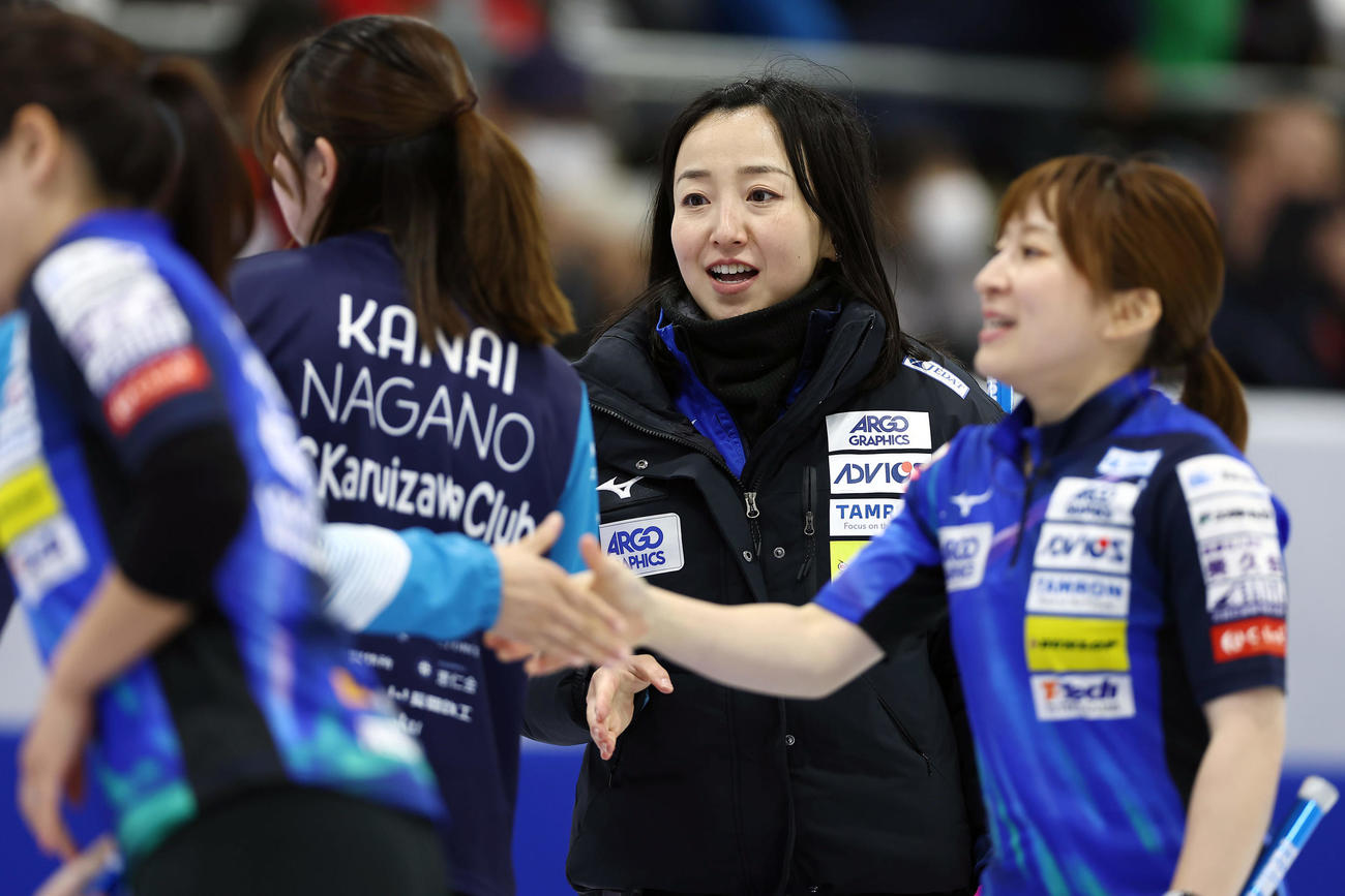 ロコ・ソラーレ対SC軽井沢クラブ　SC軽井沢クラブに勝利し、あいさつを交わす藤沢（右から2人目）らロコ・ソラーレの選手たち（撮影・前田充）