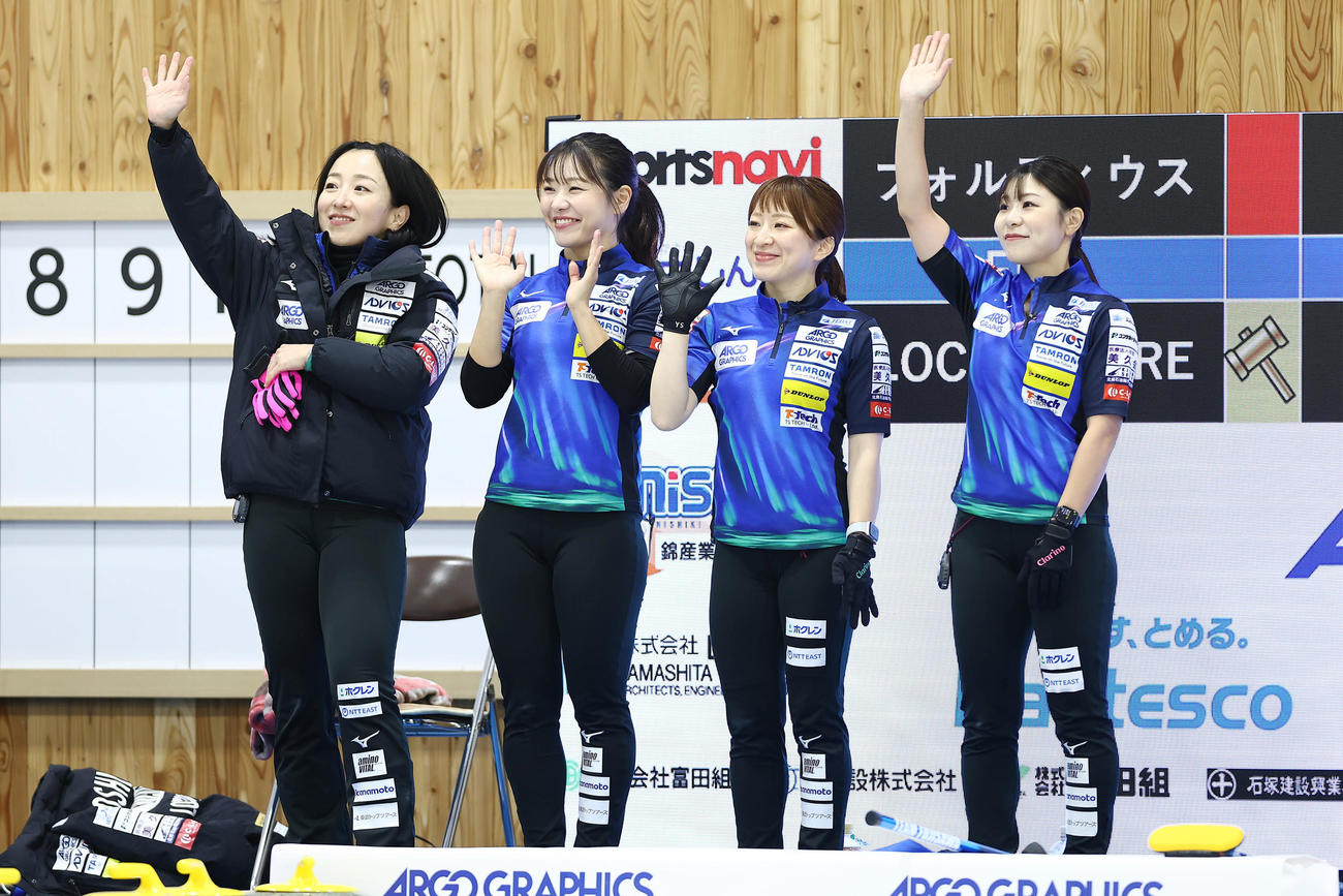 フォルティウス対ロコ・ソラーレ　フォルティウスとの初戦に臨むロコ・ソラーレの選手たち（撮影・前田充）