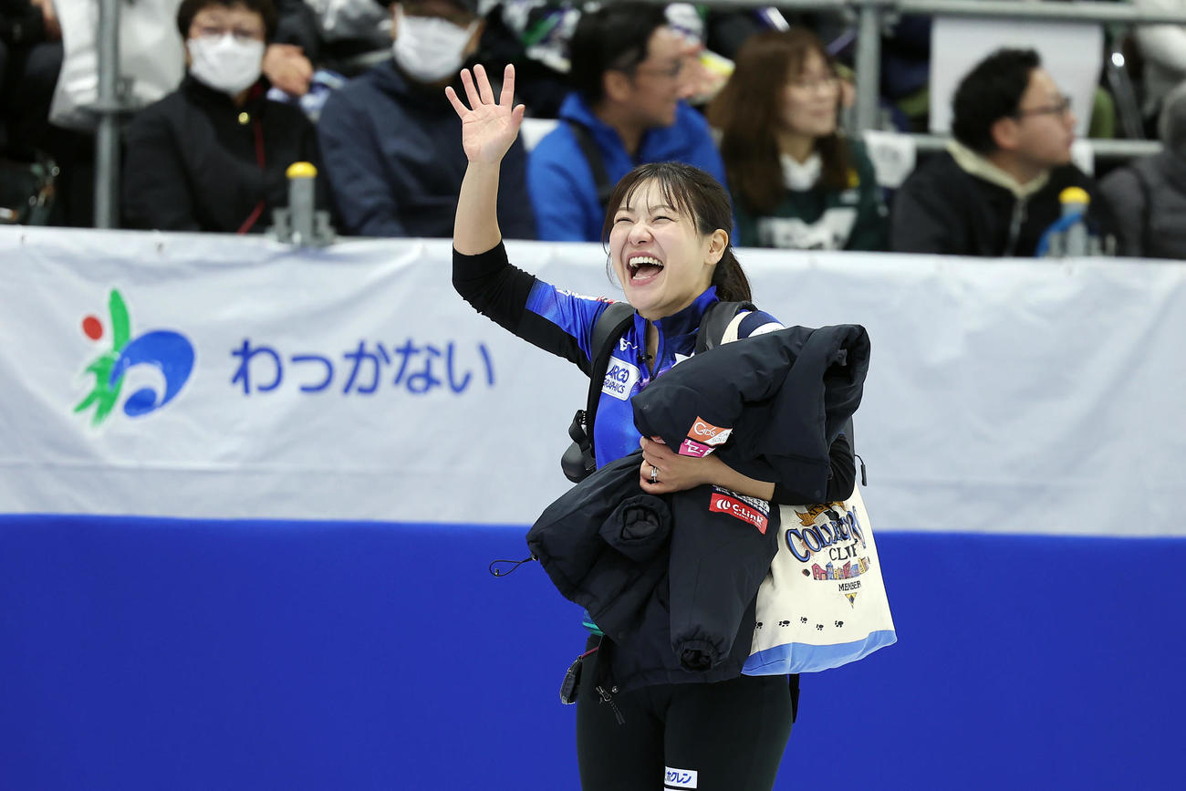 ロコ・ソラーレ対SC軽井沢クラブ　SC軽井沢クラブに勝利し、観客席に手を振るロコ・ソラーレ吉田知（撮影・前田充）
