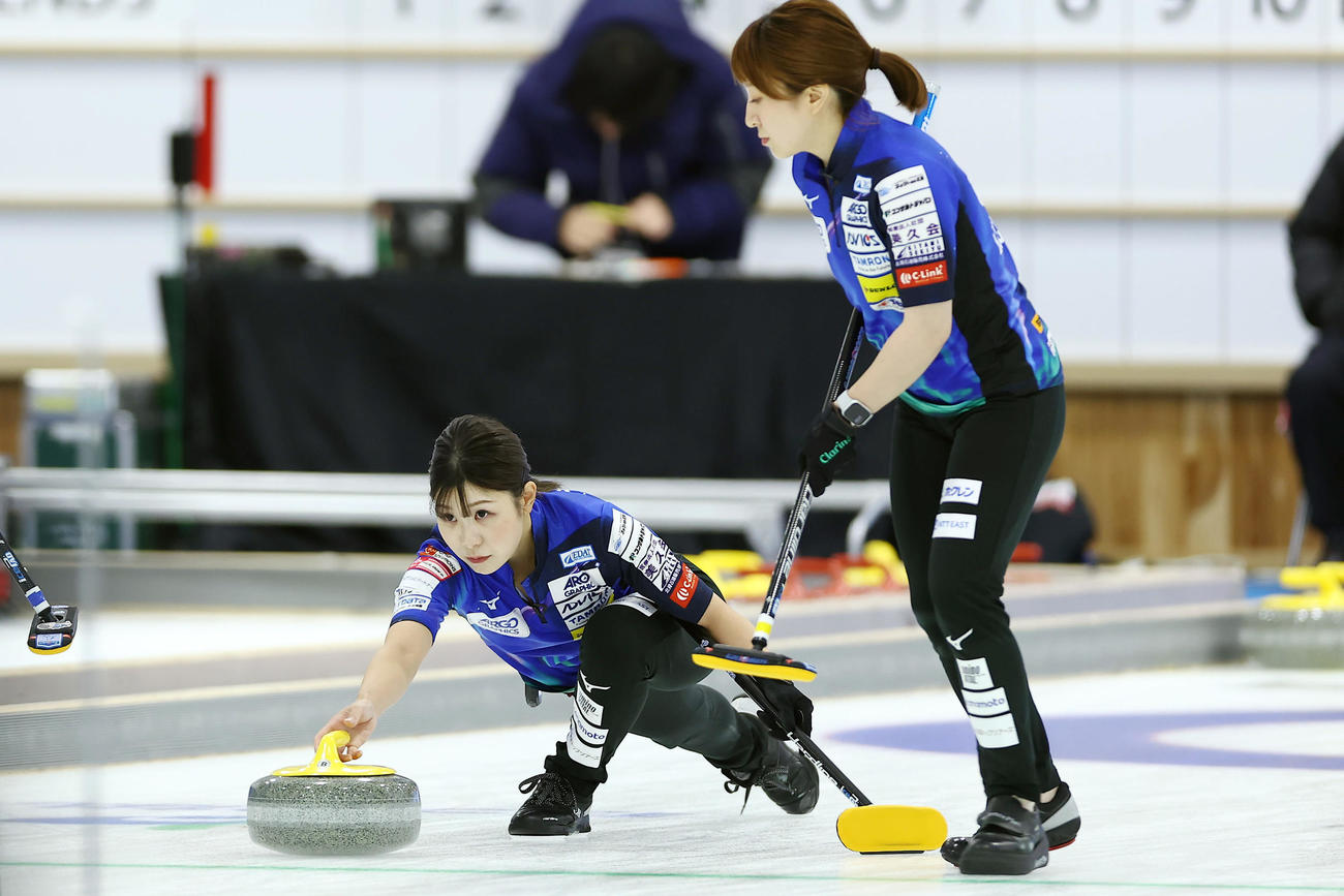 フォルティウス対ロコ・ソラーレ　第5エンド、ストーンを投じるロコ・ソラーレ吉田夕（撮影・前田充）