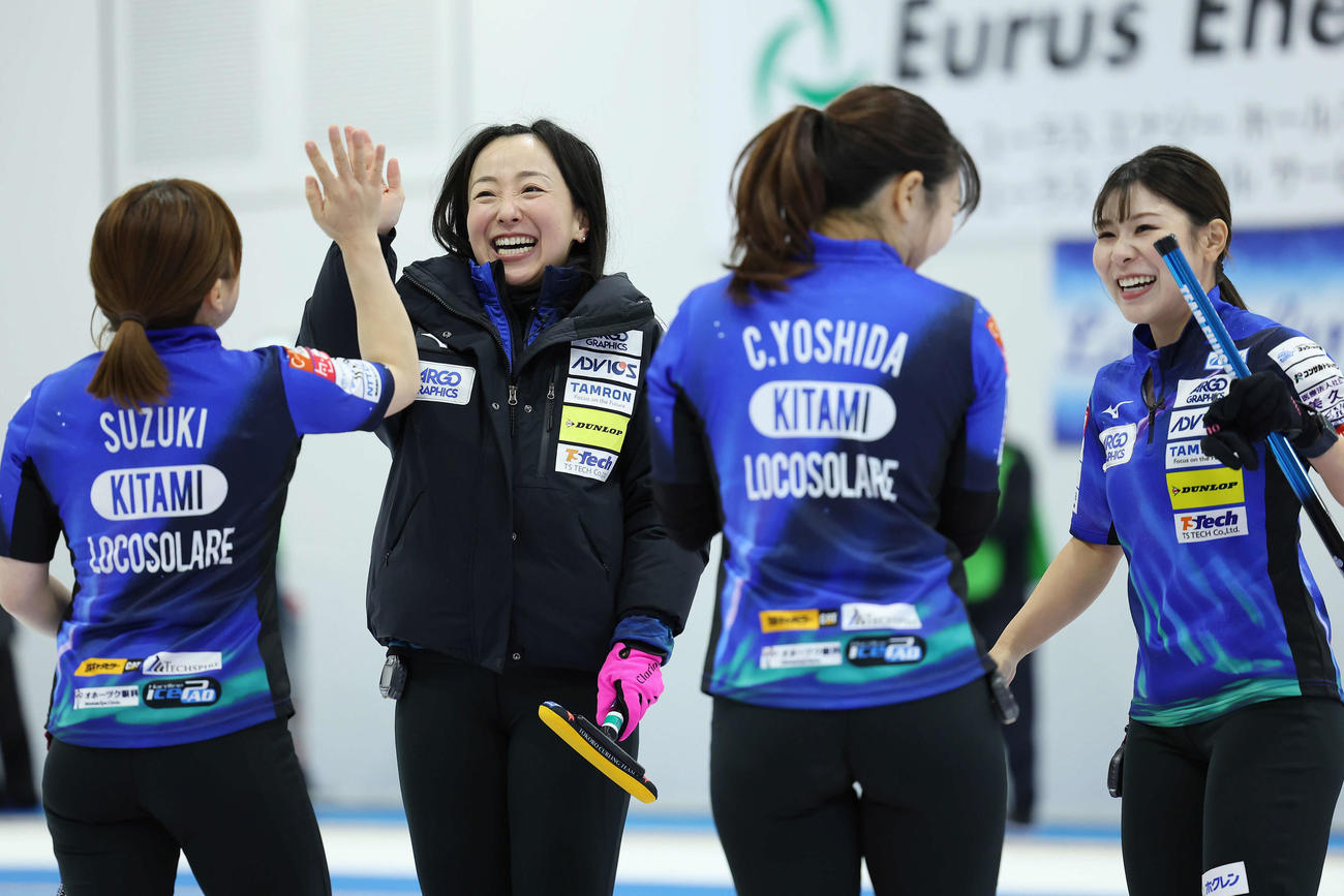 フォルティウス対ロコ・ソラーレ　延長第11エンドでフォルティウスに勝利し、喜ぶ藤沢（左から2人目）らロコ・ソラーレの選手たち（撮影・前田充）