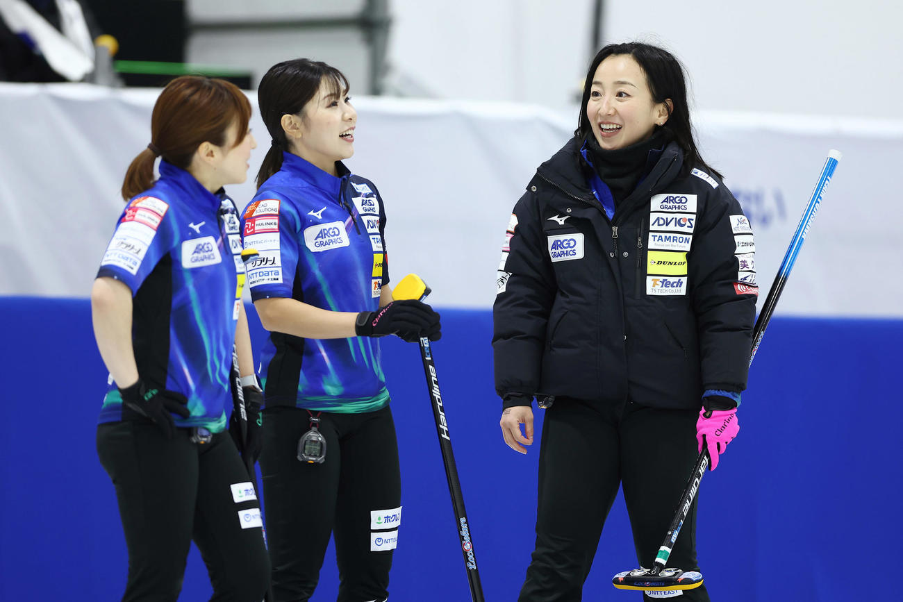 ロコ・ソラーレ対SC軽井沢クラブ　第3エンド、笑顔で言葉を交わす、右からロコ・ソラーレ藤沢、吉田夕、鈴木（撮影・前田充）