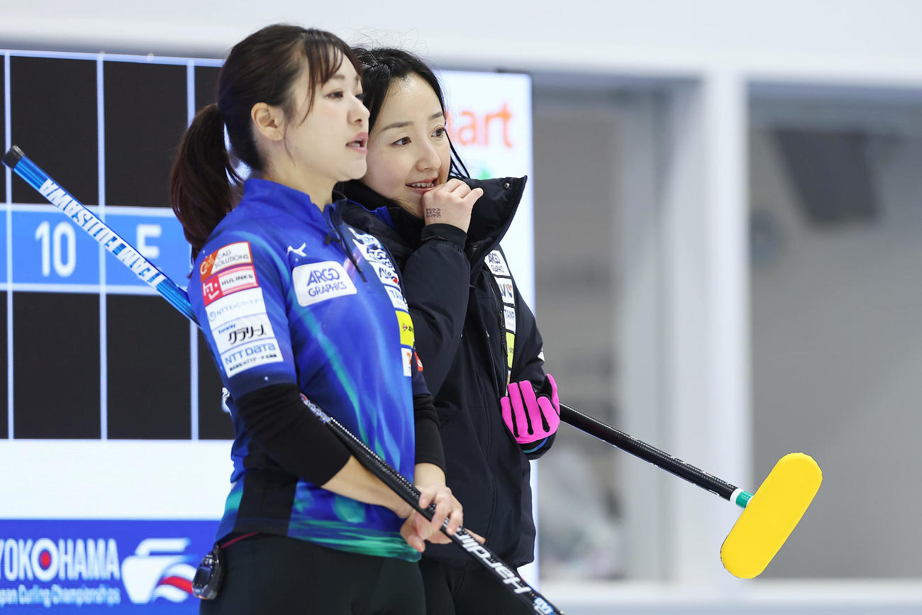 ロコ・ソラーレ対SC軽井沢クラブ　第5エンド、ショット前にロコ・ソラーレ吉田知（左）と言葉を交わす藤沢（撮影・前田充）