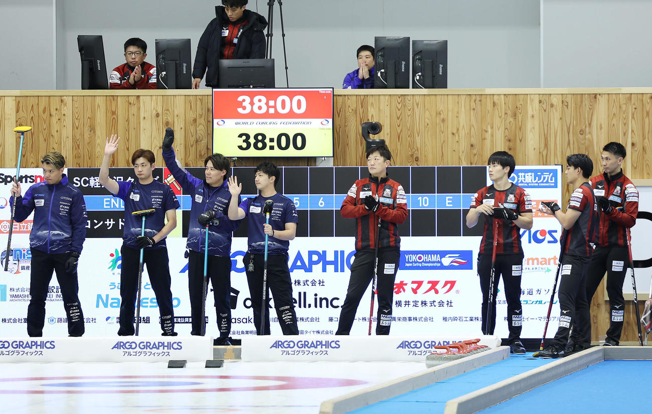 SC軽井沢クラブ対コンサドーレ　第2戦に臨むSC軽井沢ク（左）とコンサドーレの選手たち（撮影・前田充）