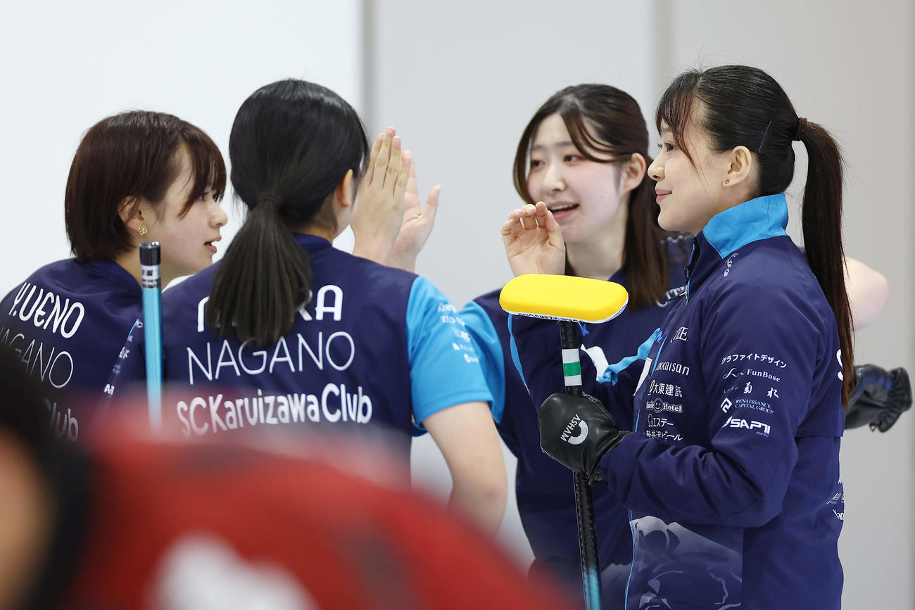 ロコ・ソラーレ対SC軽井沢クラブ　第8エンド、3点を奪いタッチを交わすSC軽井沢クラブの選手たち（撮影・前田充）