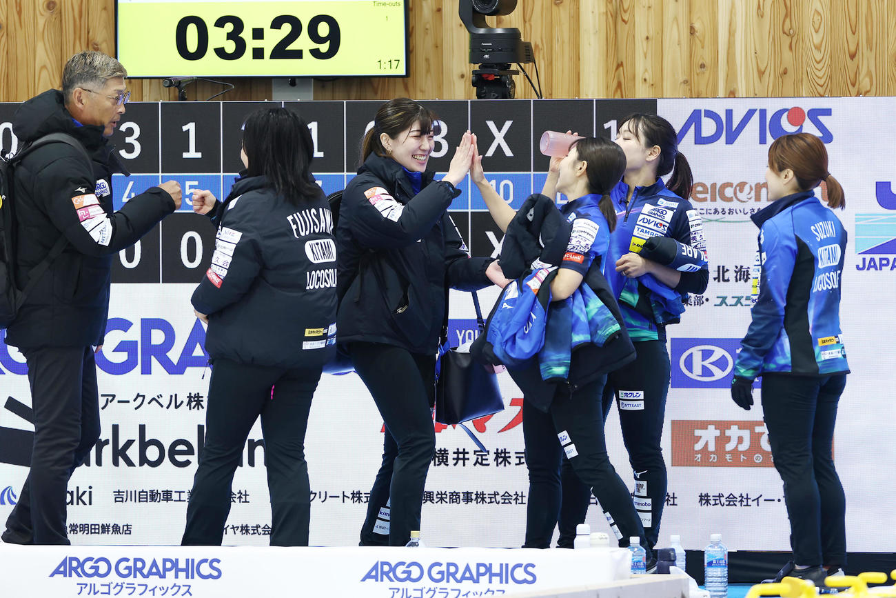 ロコ・ソラーレ対SC軽井沢クラブ　SC軽井沢クラブに勝利し、喜び合うロコ・ソラーレの選手たち（撮影・前田充）