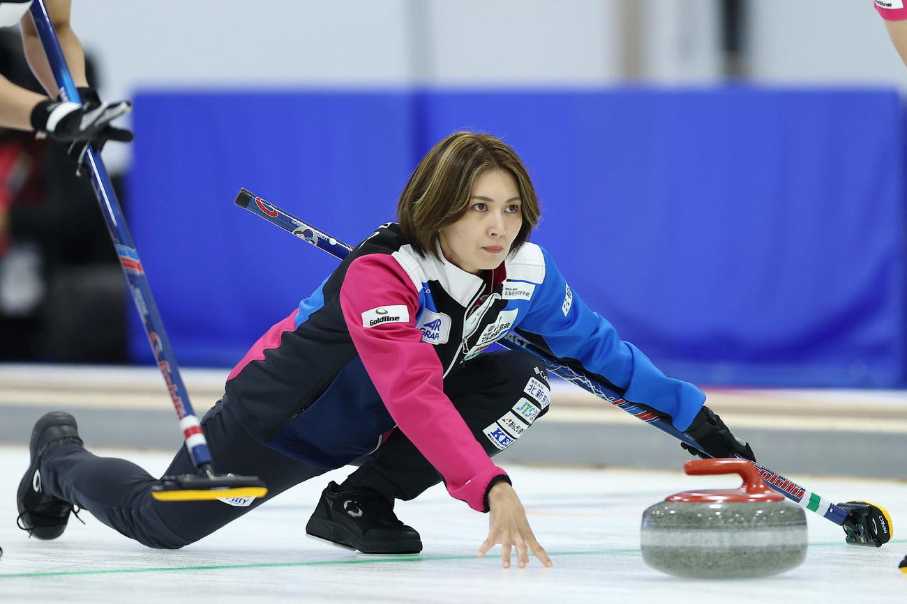 フォルティウス対ロコ・ソラーレ　第2エンド、ストーンを投じるフォルティウス吉村（撮影・前田充）