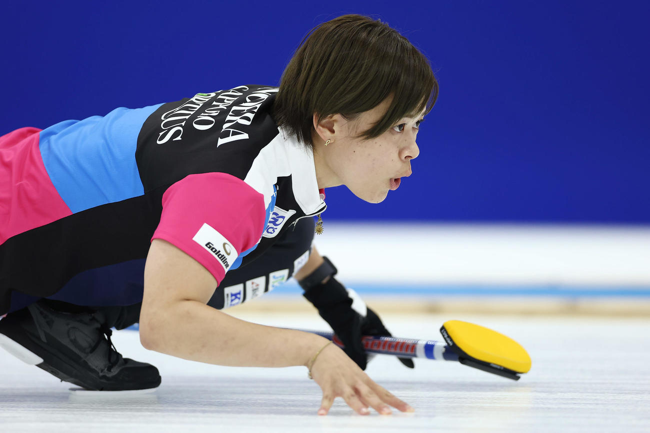 SC軽井沢クラブ対フォルティウス　第4エンド、ストーンを投じるフォルティウス小野寺（撮影・前田充）