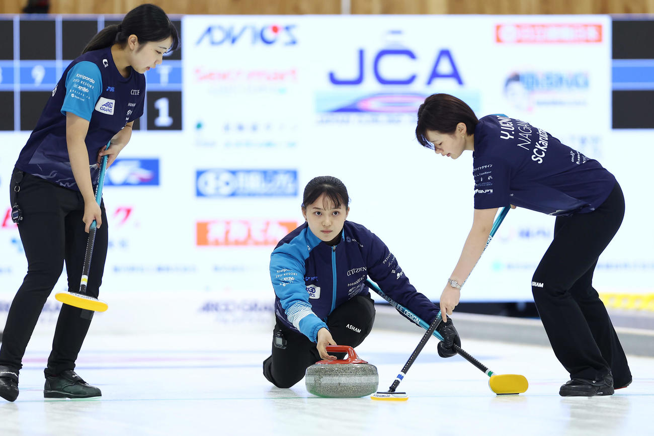 SC軽井沢クラブ対フォルティウス　第3エンド、ストーンを投じるSC軽井沢ク上野美（撮影・前田充）