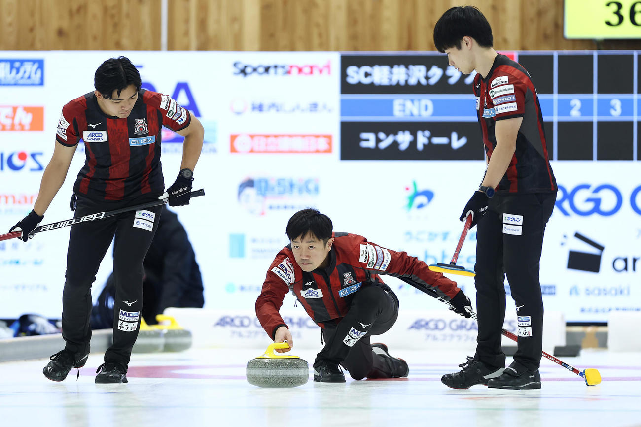 SC軽井沢クラブ対コンサドーレ　第1エンド、ストーンを投じるコンサドーレ阿部（中央）（撮影・前田充）