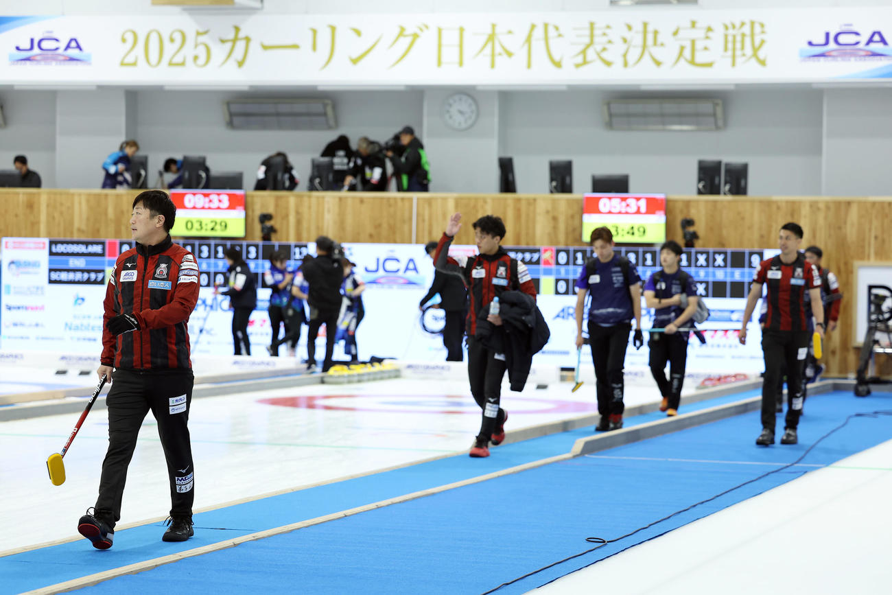 SC軽井沢クラブ対コンサドーレ　SC軽井沢クラブに連敗し、引き揚げる阿部（左端）らコンサドーレの選手たち（撮影・前田充）