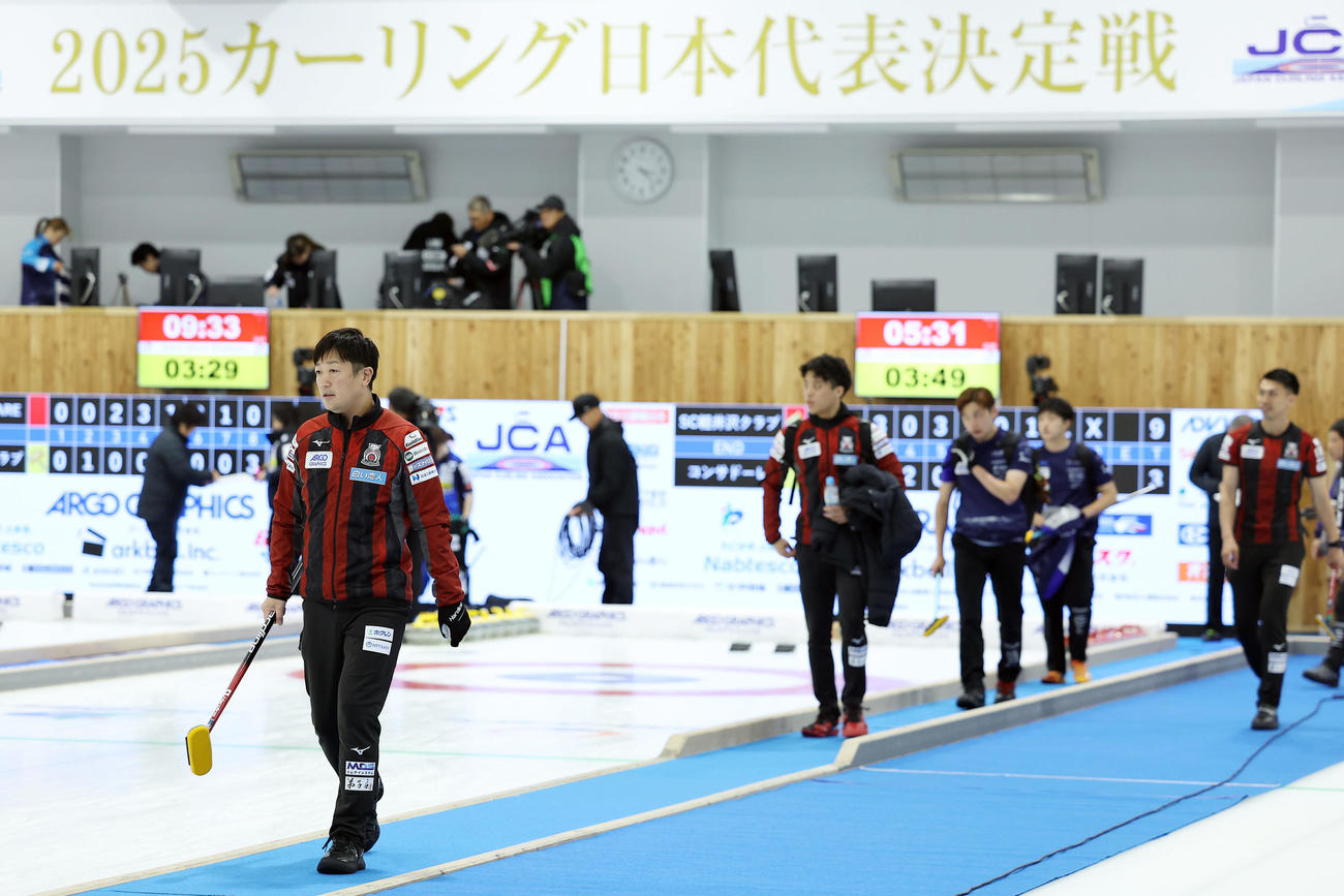 SC軽井沢クラブ対コンサドーレ　SC軽井沢クラブに連敗し、引き揚げる阿部（左端）らコンサドーレの選手たち（撮影・前田充）